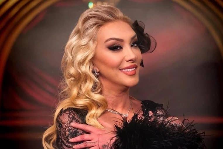 chanteuse turque tombe par dessus balcon - copie