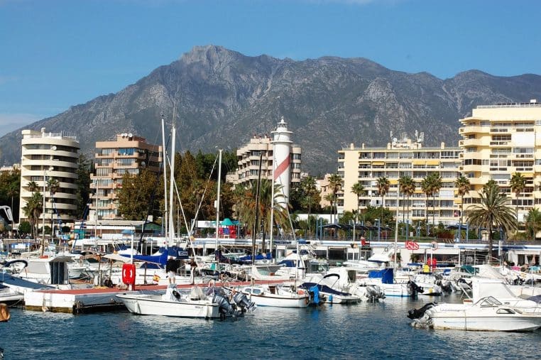 Promenade maritime de Marbella avec yachts et phare