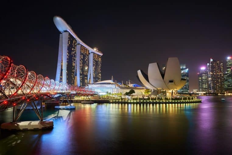 Marina Bay Sands de nuit, vue large sur la baie et les tours.