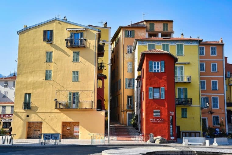 Façades colorées à Menton, habitat dense