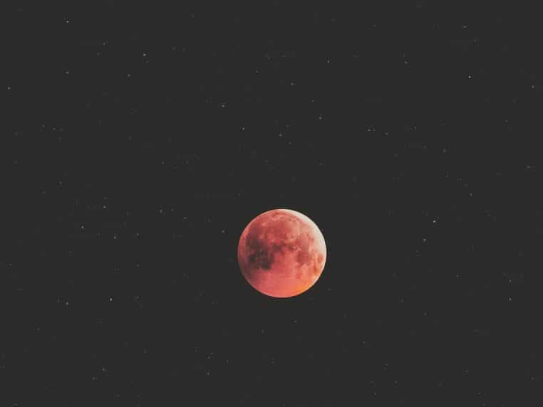 Lune rouge éclipsée avec étoiles visibles en arrière-plan
