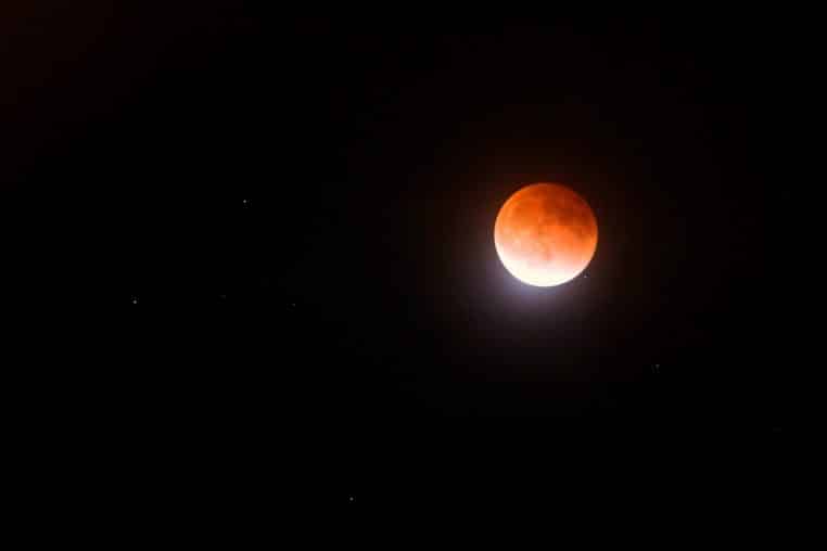 G gros plan de la Lune rouge durant une éclipse, ciel profond