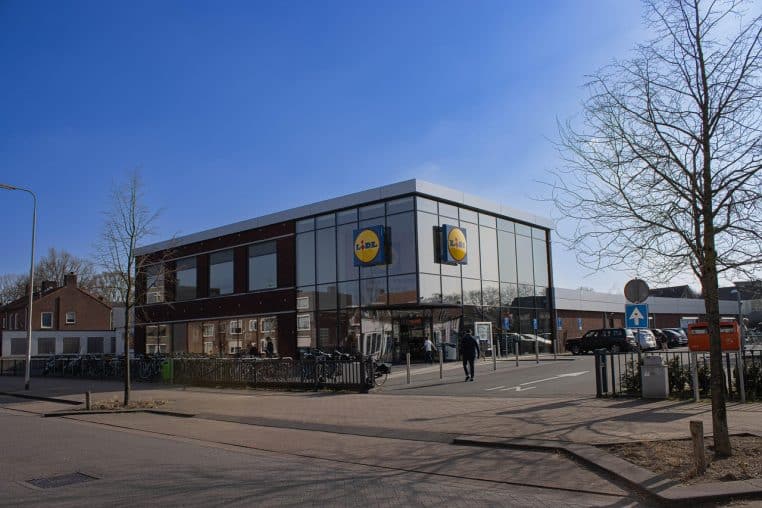 Entrée d’un supermarché Lidl vue depuis le parking.