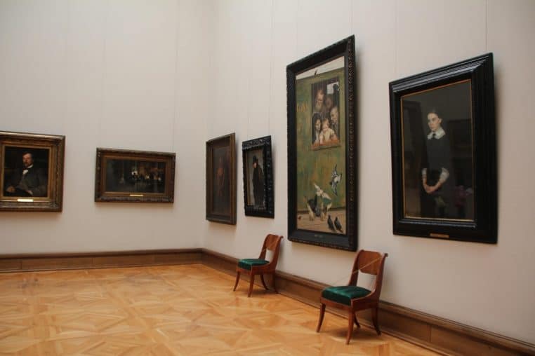 Intérieur de musée avec bancs et tableaux accrochés