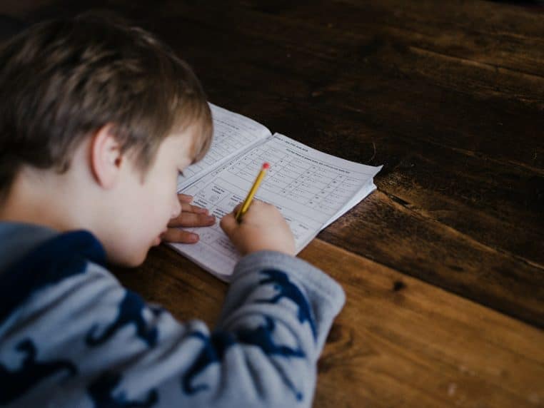Enfant fait ses devoirs