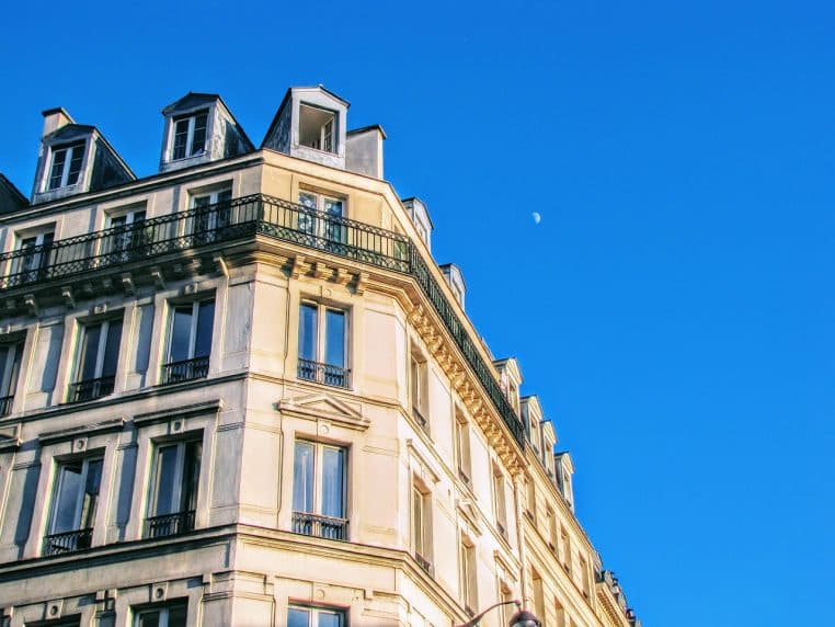 Balcons et fenêtres d’un immeuble parisien