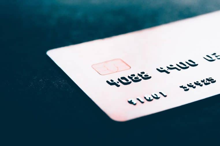 Carte bancaire posée près d’un clavier d’ordinateur, notion de paiement en ligne