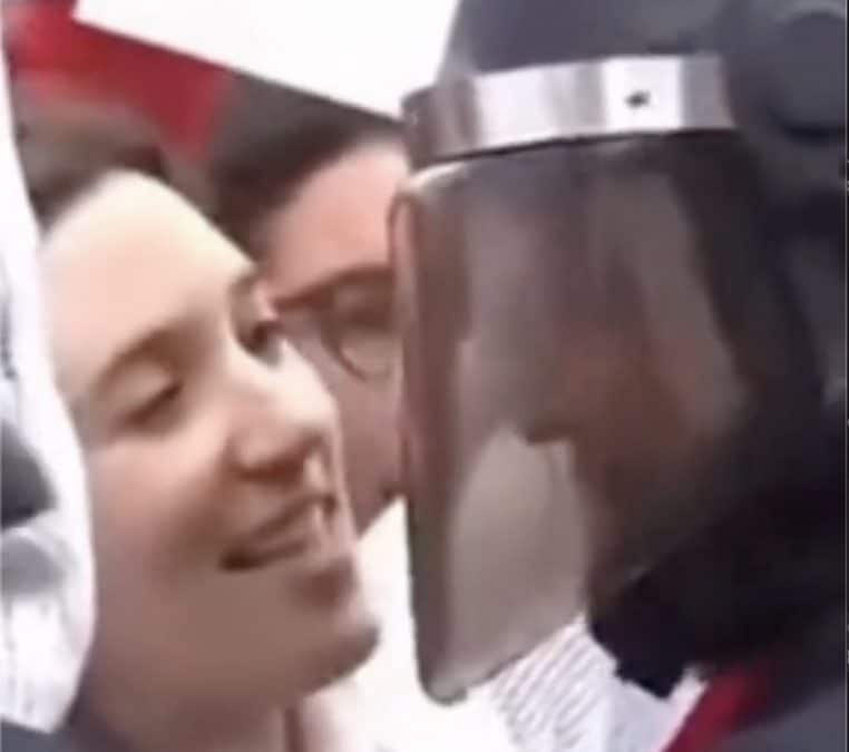 Policier et manifestante