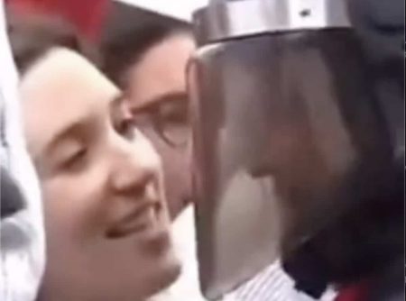 Policier et manifestante