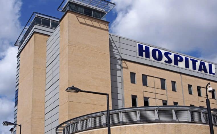 radio agression couteau hôpital insolite