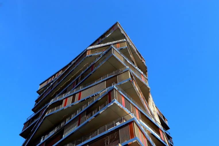 Grand immeuble contemporain de logements avec balcons