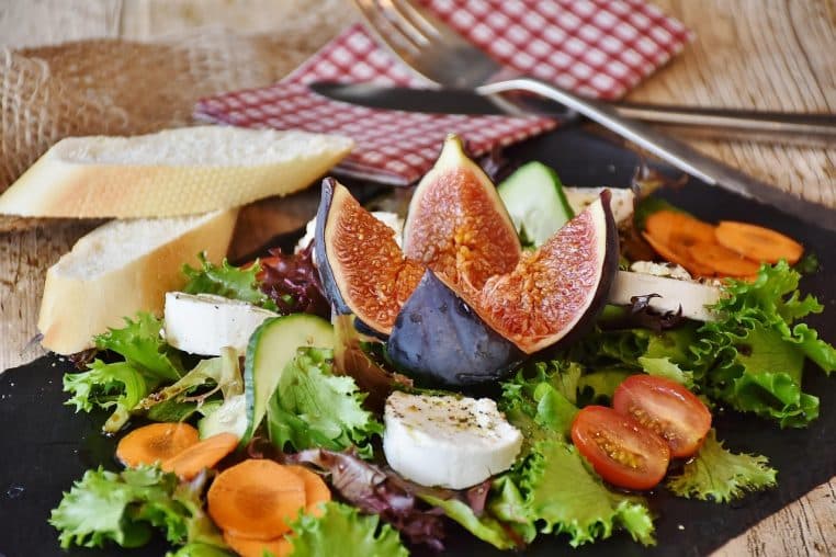Salade de figues et fromage en plan rapproché, format paysage.