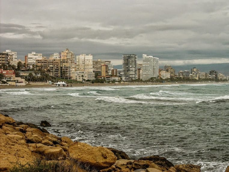 Large plage de San Juan à Alicante vue en paysage