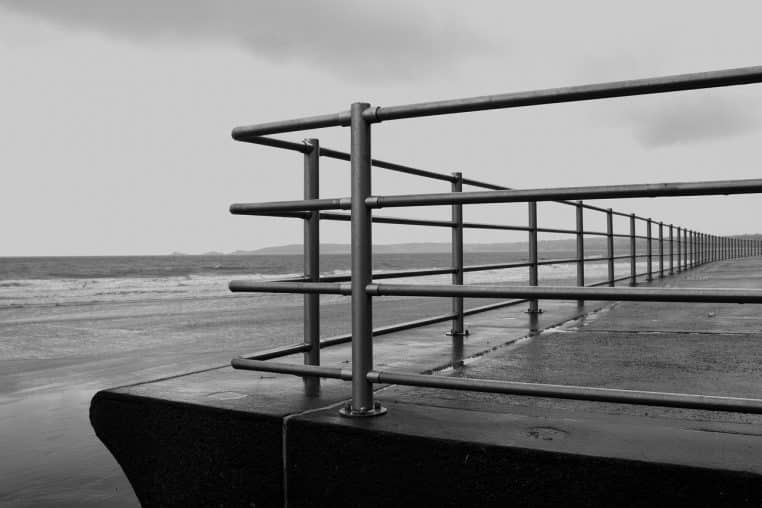 Long mur en béton au bord de la mer, promenade.