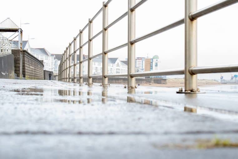 Mur de défense en béton longeant la côte.