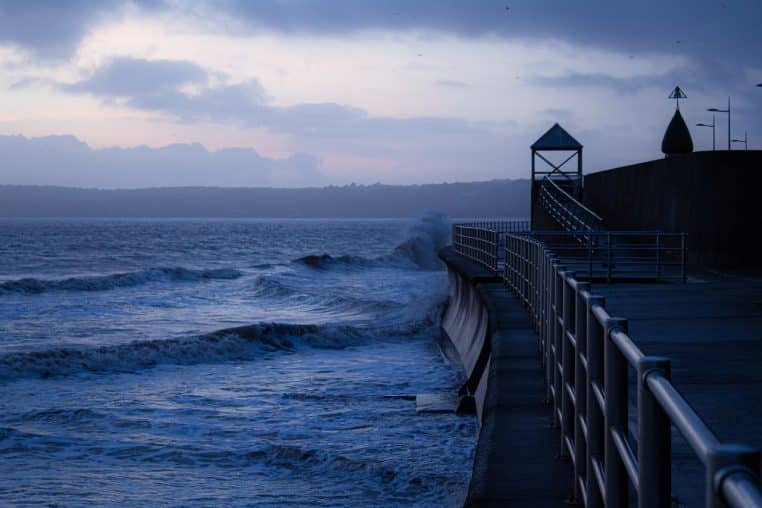 Mur de mer en béton avec vagues sur une digue.
