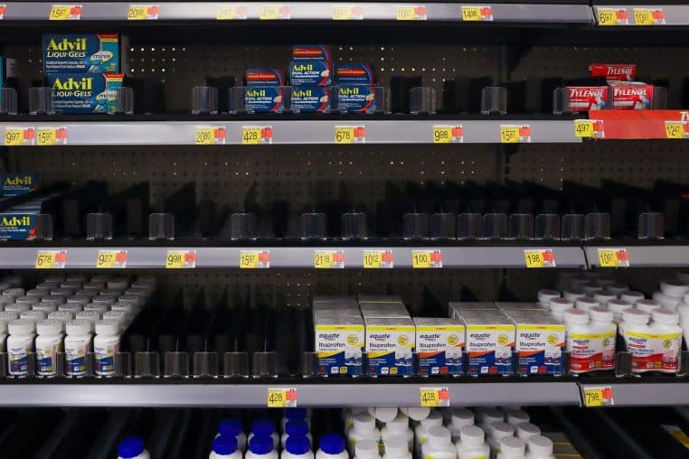 étagères d’officine avec boîtes de médicaments.