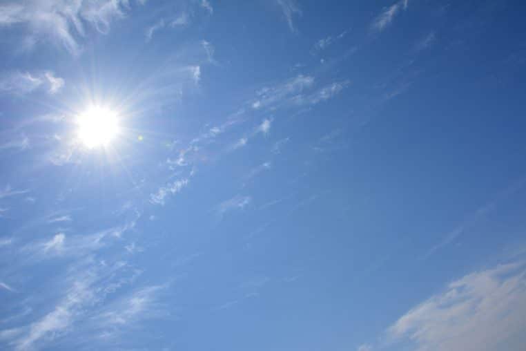 Modules photovoltaïques en gros plan avec ciel.