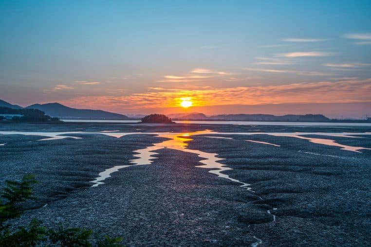 Paysage côtier de Ganghwado au lever du soleil, marée basse.