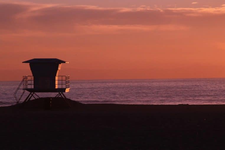 Tour de sauveteurs face aux vagues au coucher du soleil