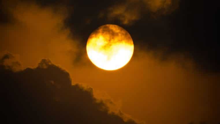 super lune pleine @canva