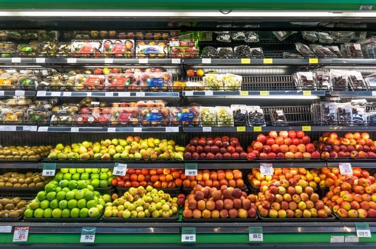 Étals de fruits et légumes en supermarché