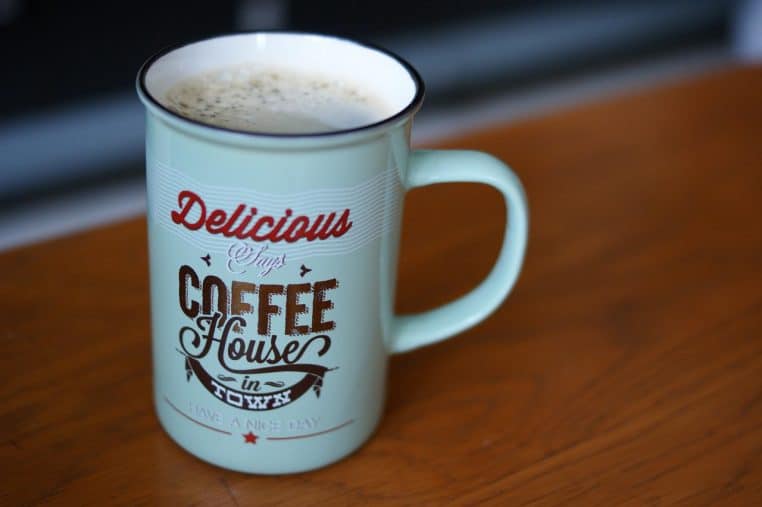 Bureau à la maison avec ordinateur et café.