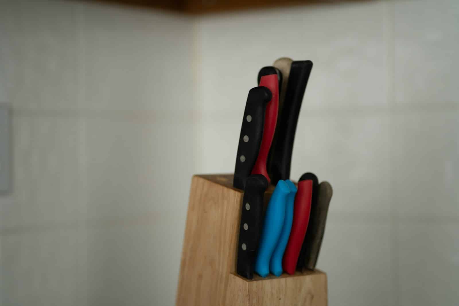 a set of knives sitting on top of a wooden block