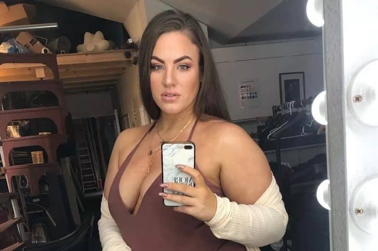 traitee de grosse elle gagne 10k par mois grae à ses formes - copie