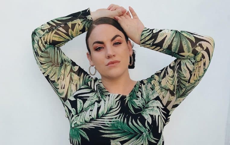 traitee de grosse elle gagne 10k par mois grae à ses formesss - copie