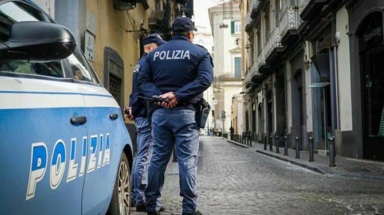 une femme vit avec le cadavre de sa mere - copie