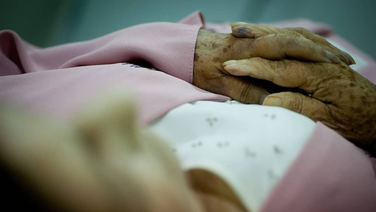 une femme vit avec le cadavre de sa mere - copie