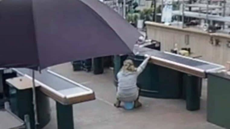 urine dans un seau eclabousse gens