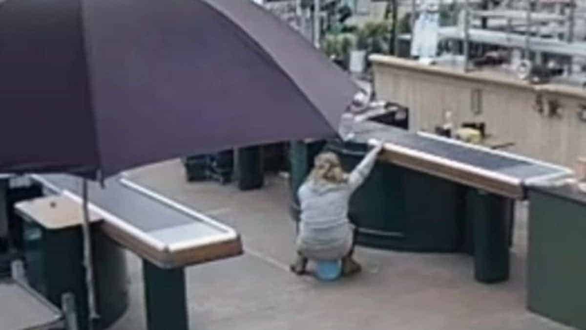 urine dans un seau eclabousse gens