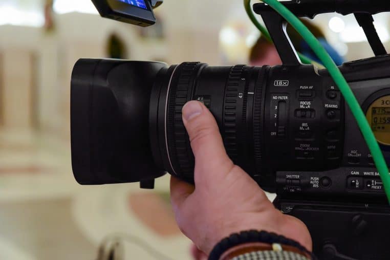 caméra broadcast sur trépied dans un studio TV