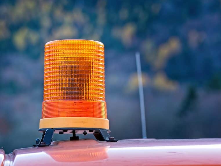 Gros plan d’une lumière d’alarme type gyrophare posée sur un véhicule.