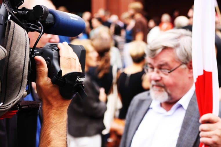 caméra de télévision réglée pour une interview sur plateau