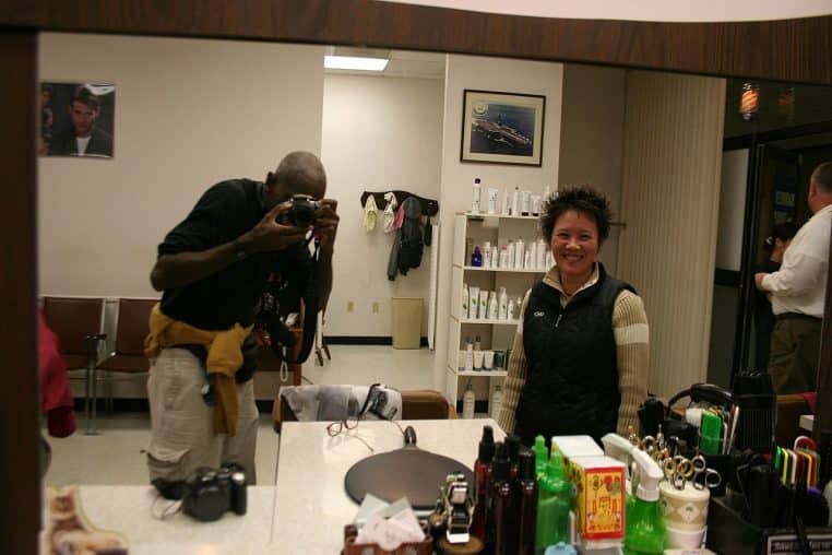 Intérieur de boutique avec miroir et lampe murale, reflets et profondeur spatiale