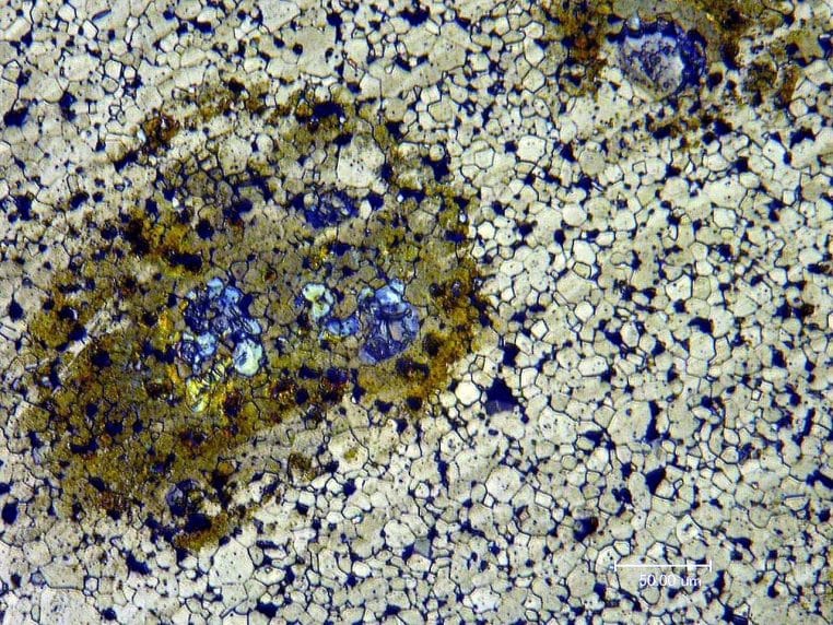 Micrographie d’un alliage NdFeB, matériau des aimants au néodyme utilisés dans de nombreux objets.