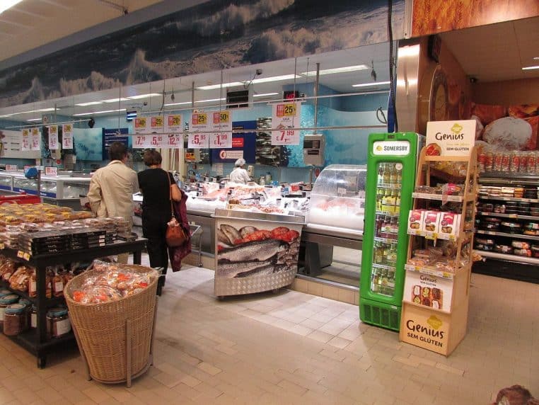 Vue générale d’un comptoir de poissons en hypermarché.
