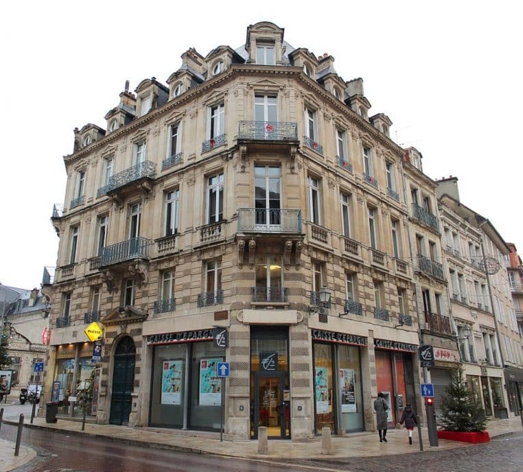 Façade d’une agence Caisse d’Épargne à Troyes, prise de vue large illustrant un point d’accès courant au Livret A en France.