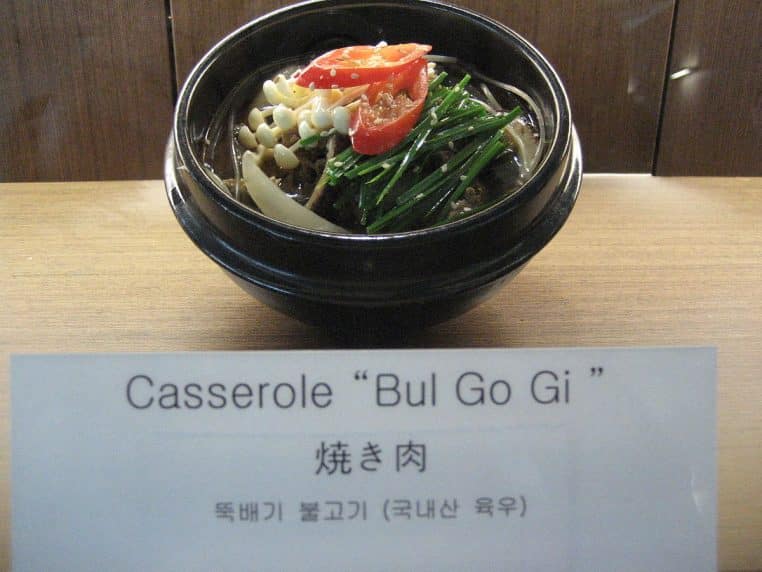 Plat en céramique rempli d’un gratin caramélisé type bulgogi.