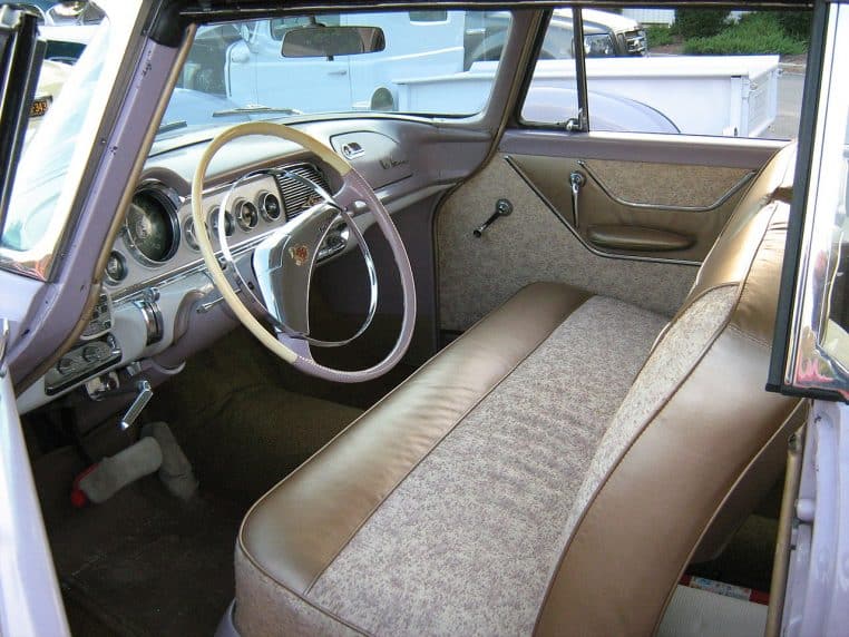 Intérieur d’une voiture ancienne vu côté conducteur.