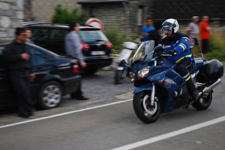 Motocyclistes de la Garde républicaine encadrant un passage routier, motos en file et public massé derrière les barrières.