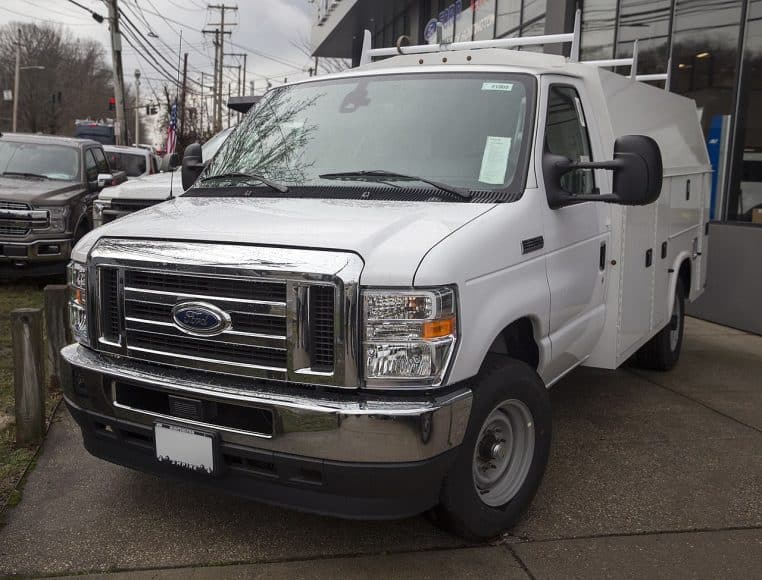 Châssis Ford E-350 de 2021 carrossé, photographié de trois-quarts avant, représentant la famille Econoline incluse dans le rappel