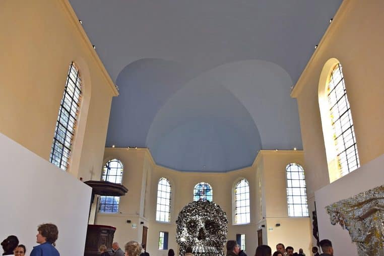 Intérieur en perspective de la chapelle de l’hôpital Laennec à Paris avec nef et voûtes.