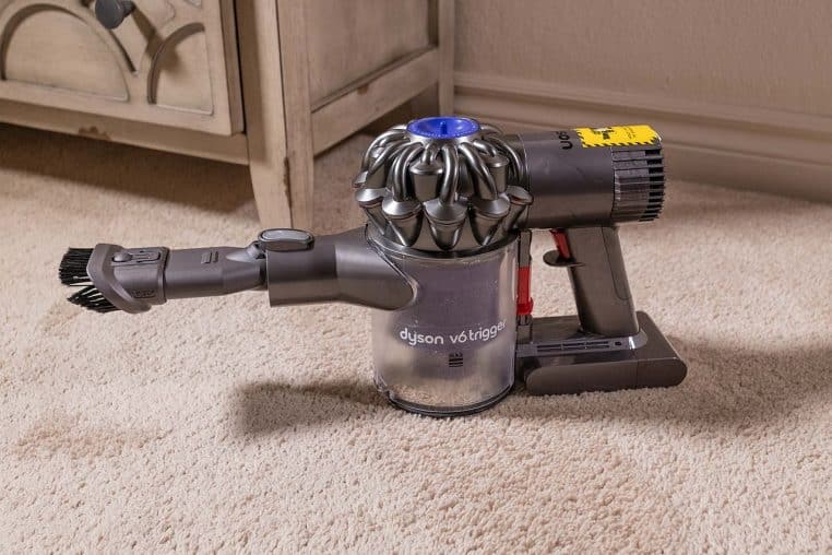 Aspirateur à main Dyson V6 Trigger posé sur une moquette