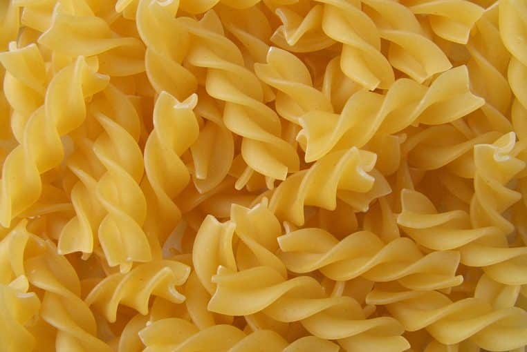Fusilli secs en gros plan.