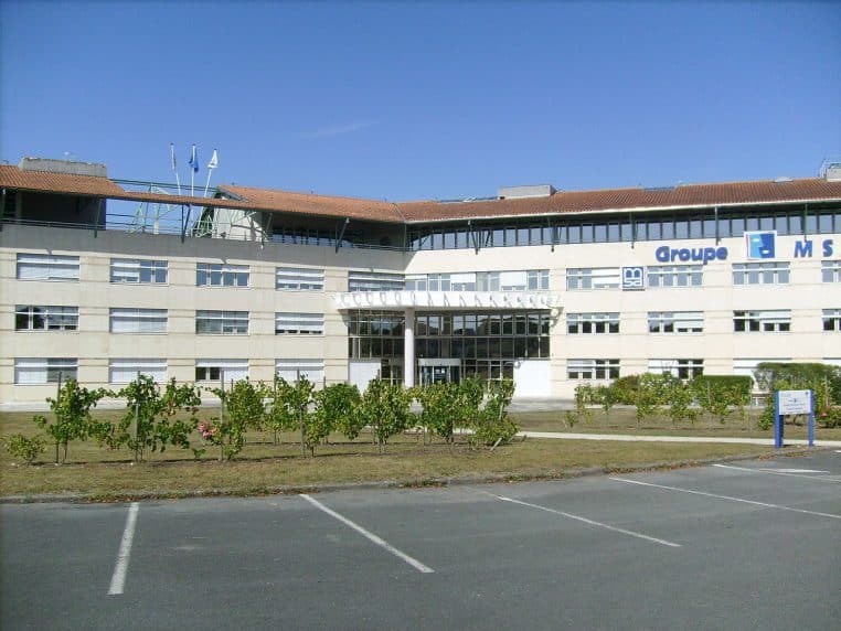 Immeuble de la Mutualité sociale agricole à Saintes, architecture contemporaine vue de l’extérieur.