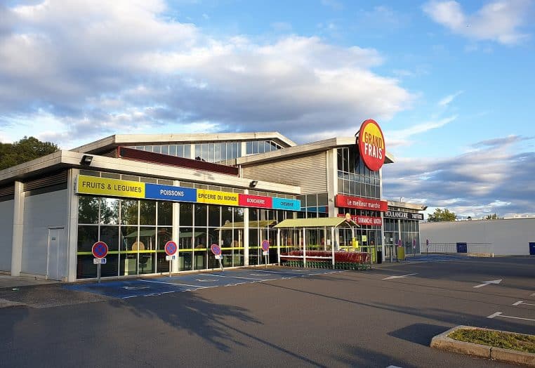 Façade d’un supermarché Grand Frais à Vichy, vue du parking.